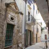 Tra le chicche di questa zona di Mola va citata la cappella di San Giacomo, situata nell�omonima e silenziosa stradina. Eretta in occasione della fine dell�epidemia di peste che colp� il barese nel 1690, anch�essa risulta sempre chiusa
